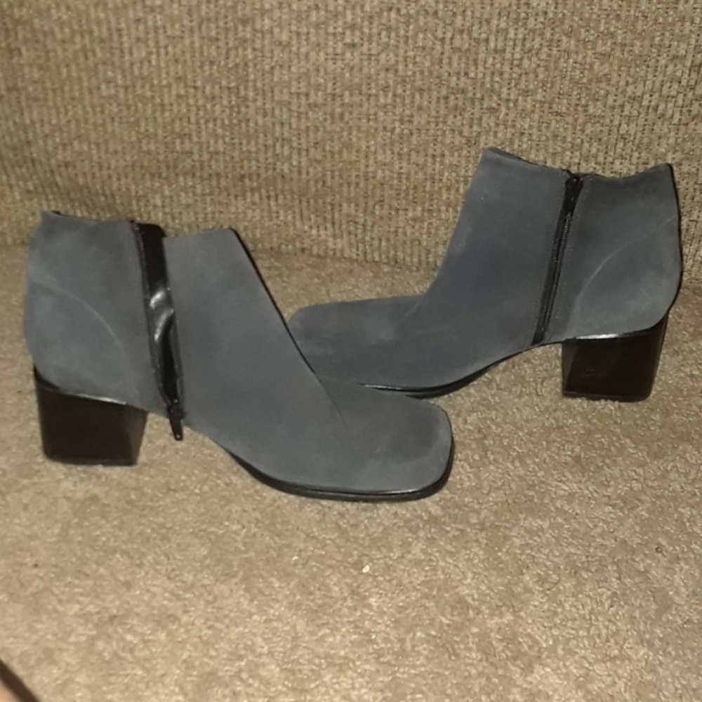 White Mountain ankle boots